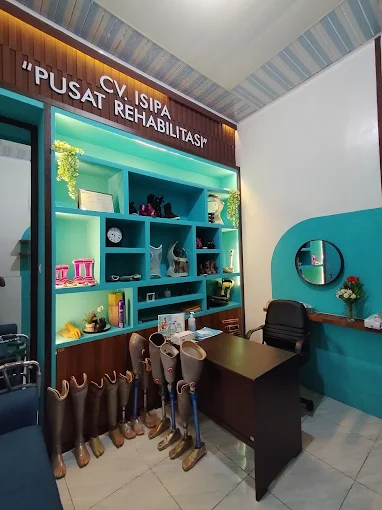 Pasien menggunakan kaki palsu di Klinik Jambi
